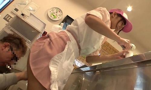 バイトで接客中のお姉さんが痴漢から逃げることも出来ずに徐々に快感に浸ってイク！