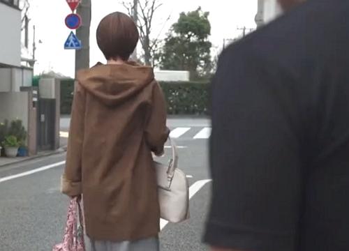 家を調べ旦那が出掛けるのを待って侵入して犯す強姦魔！