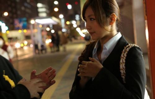 若妻は寂しい夜は耐えられない。他人棒で気を紛らわす美人妻！