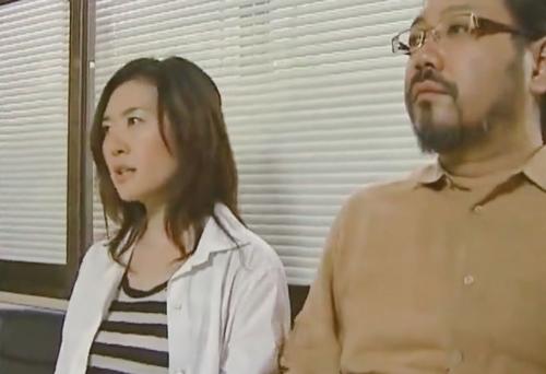 不倫相手と堕胎に来た人妻を犯して中出しする鬼畜産婦人科医