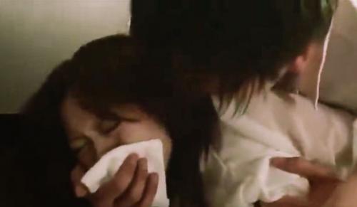 逃げる人妻を薬で眠らせ途中で意識が戻り抵抗するのも構わず無理やり中出しする鬼畜！