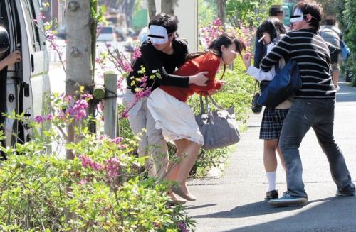 「キャー、離して！」白昼堂々と親娘を誘拐する鬼畜達！