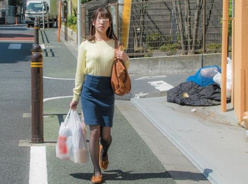 真昼間から買い物帰りの人妻を襲いガチハメするヤバイやつ！