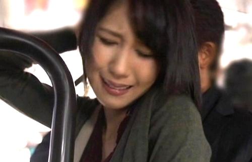 夫にも感じたことのないエクスタシーを痴漢に感じて寝取られる美人妻！