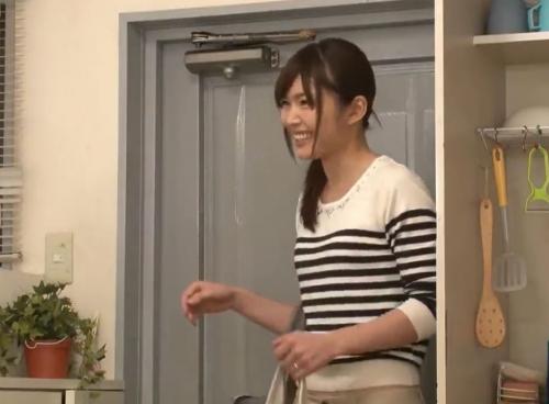 スレンダーで貧乳の家政婦がエロすぎて後ろからのし掛かりハメちゃいました！