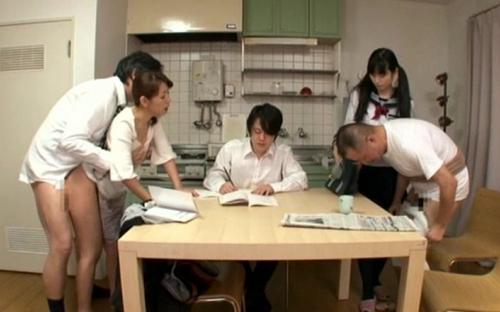モラル何て関係ない！性欲のままにハメ狂う一家！