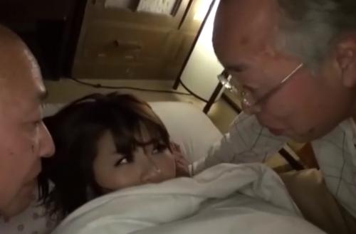セックスレスの嫁を慰めようと友人と犯すエロジジイ！