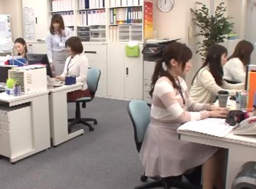 オフィスの時間を止めてヤリまくる羨ましい男達！