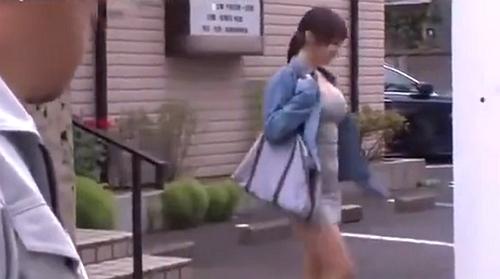 巨乳の人妻の後を付けて車に引き込みレイプ中出しするストーカー