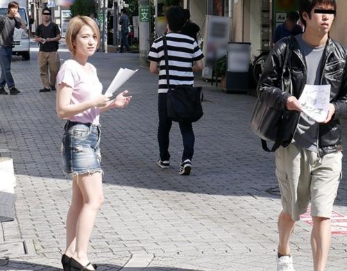 街角で手当たり次第に声を掛け乱行中出しをする痴女！