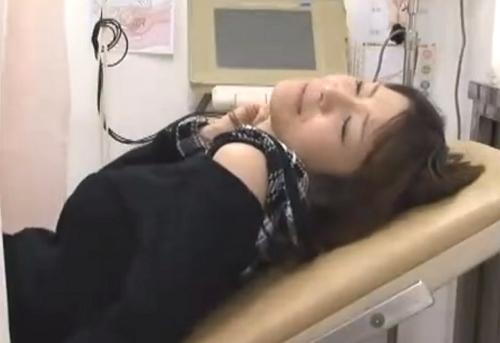 注射しますからね！エロ医者から肉棒突っ込まれてヨガるんじゃない、この淫乱主婦め！