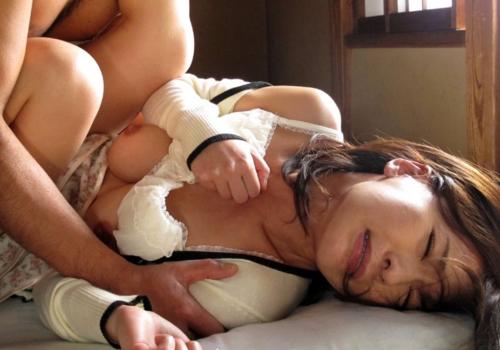 夫のリストラをチラつかせる鬼畜上司に犯される美人妻！