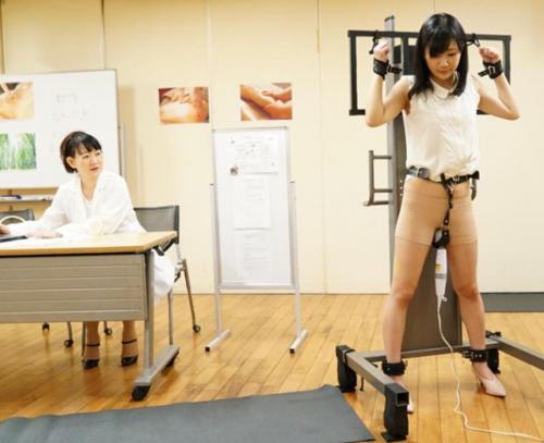 最新式のマッサージ器は何とオマンコ固定電マ！本物が欲しいとヨガル人妻！