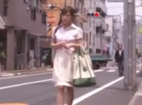 夫は入院中、無防備な若妻の後を付けて寝取りレイプ！