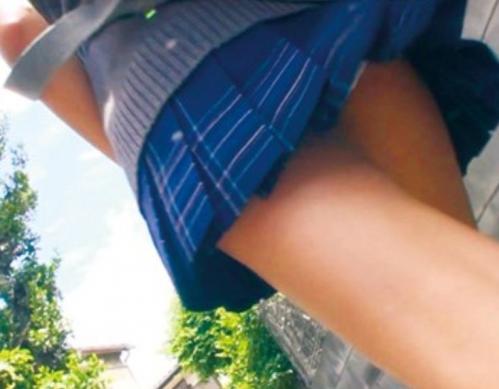 パンチラを盗み撮りする変態野郎が逃げる女子校生に逆切れして強姦魔に変貌！