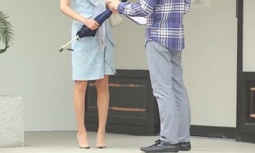 スレンダーで脚の綺麗な奥さんをナンパしてタップリ中出し！
