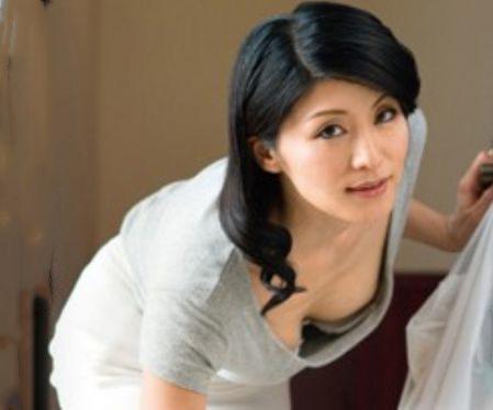 悪いガキを注意したばかりに恨みを買い毎日言いなりに中出しされる四十路熟女