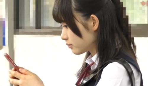 清楚で可憐な女子校生を手マンで湿らせ肉棒をぶち込み中出しする電車痴漢！