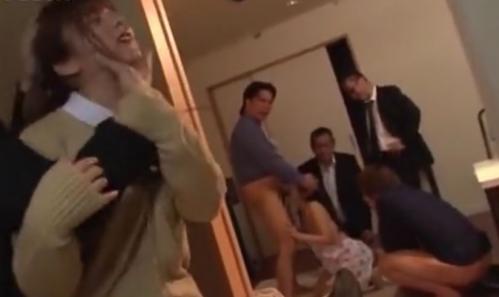 借金の請求にやって来たヤーさん達に輪姦凌辱される母娘！