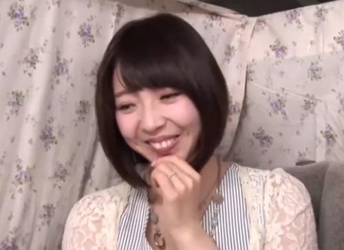 ナンパされた可愛すぎるセレブ妻、拘束具を付けられ中出しされて性欲解消！