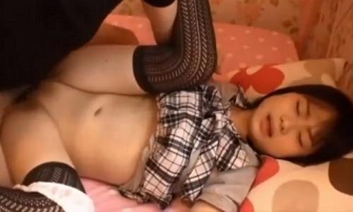 ロリマンコにハメられ喘ぐ少女！最後は中出しフィニッシュ！