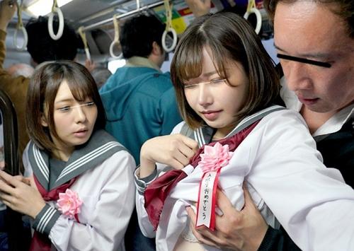 バス痴漢に声を我慢するが快感過ぎて友達の前でイッてしまう女子校生！