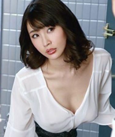 ノーブラの見るからに淫乱そうな人妻に寝取られた僕！