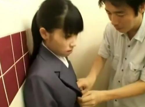 怖くて声も出せずにトイレでおじさんの言いなりになる女子学生！