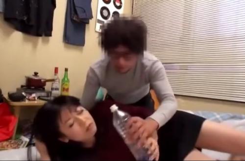 下心満々で持ち帰り熟女を介抱するゲス野郎！