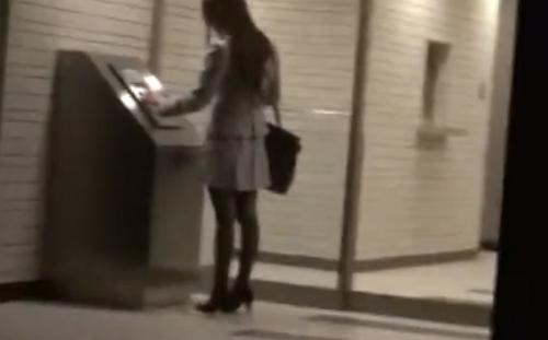 綺麗なOLのお姉さんの後を付け押し込みレイプするヤバイやつ！