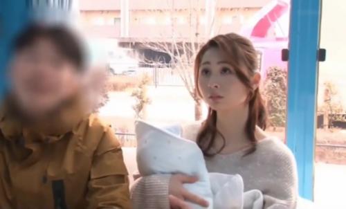 罪悪感感じるってか？そんな事ないだろう、亭主と赤児の前でアクメになるんだから！