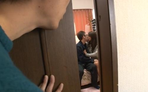 アッ、お姉ちゃんが彼氏とヤッてる！俺もヤリたい！