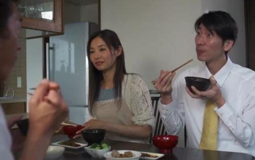 息子が出掛けたら嫁に種付けする性力絶倫の義父