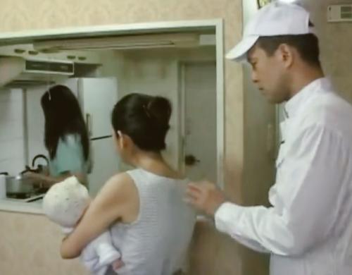 宅急便のお兄さんの存在を完全に無視、腹いせに母と娘と強制性行！
