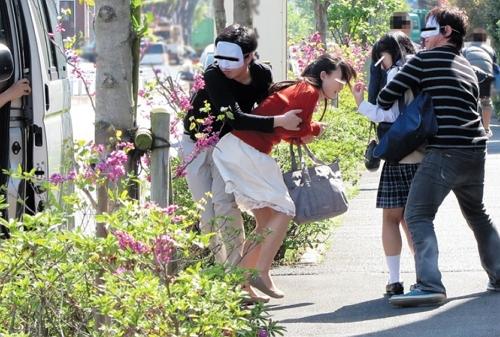 白昼堂々と母娘を拉致してハメまくる鬼畜達！