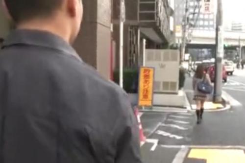 後を付けて来た変態オヤジに自宅で無理やり中出しされた女子校生！