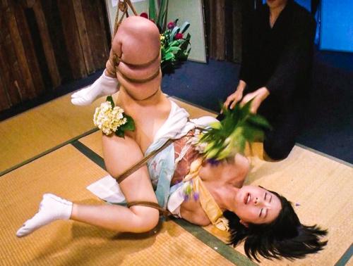 清楚な着物美人妻が生花にされ弄ばれて快感の虜に！