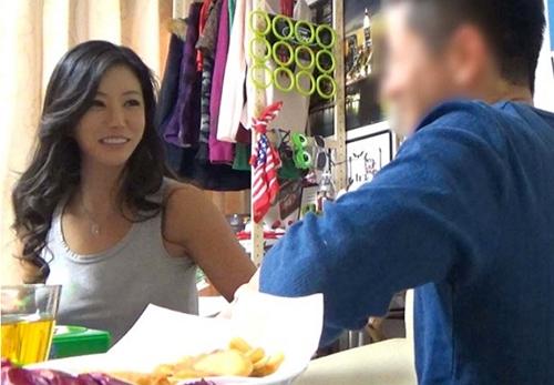 イケメン君が綺麗なおばさんをナンパ！部屋中に隠したカメラで盗撮しまくり！