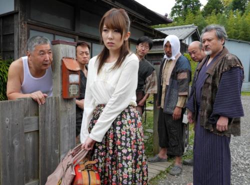 引っ越しして来た女は村の共有物！輪姦凌辱される巨乳美人！