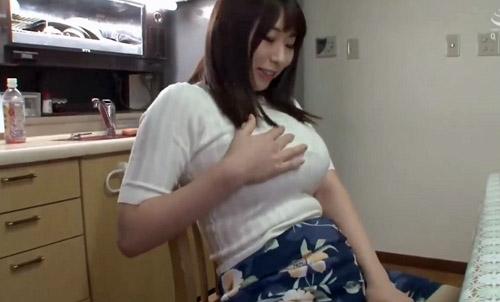 巨乳と股間をまさぐる欲求不満の未亡人！本物が欲しいと隣人を誘惑！