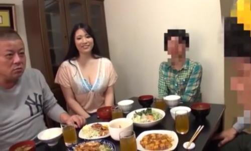 爆乳のぽっちゃり叔母さんに誘惑されハメられるショタ！