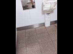 【素人ナンパ】素人JKが公衆トイレで悶絶潮吹き