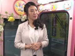 【素人ナンパ】黒髪ロングの素人スレンダー美人がMM号でお金の誘惑に負けて手マンに喘ぐ