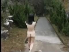 【ギャル】貧乳の露出狂淫乱お姉さんが日焼け跡のエロい全裸で野外を走り回る