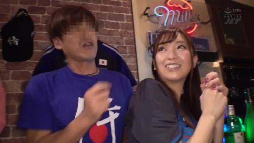 【ギャル】僕の彼女はヤリマン女　スポーツバーで観戦中に気づけば知らない男のチンポを咥えてた