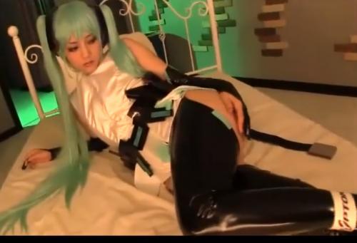 初音ミクコスプレ美女が四つん這いで擦りつけられた生チン挿入