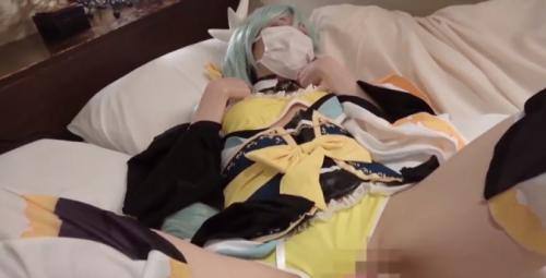 素人お姉さんがコスプレさせられて美乳を鷲掴みにされ中出し