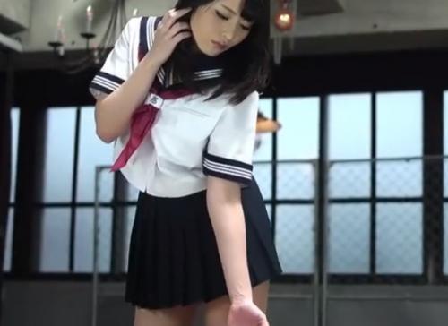 黒髪の激カワ制服美少女がパンチラしながらキモ男に生フェラ