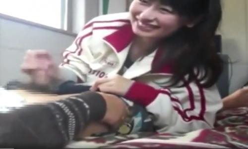 笑顔で彼氏のチンコを抜いてあげる素人美少女