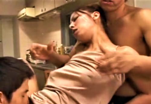 【村上涼子】巨乳熟女妻が男二人に責められ乳首をピンピンにしながら犯されまくる！